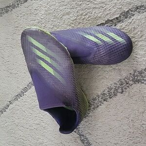 Unisex kids soccer cleats size 2.5  no laces